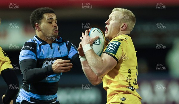 261225 - Cardiff Rugby v Dragons RFC, United Rugby Championship - Ben Thomas of Cardiff Rugby and Tinus de Beer of Dragons RFC compete for the ball