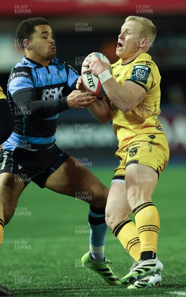 261225 - Cardiff Rugby v Dragons RFC, United Rugby Championship - Ben Thomas of Cardiff Rugby and Tinus de Beer of Dragons RFC compete for the ball