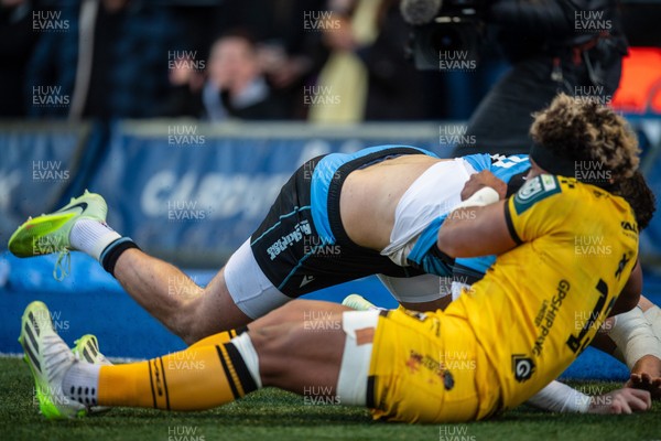 261225 - Cardiff Rugby v Dragons RFC - United Rugby Championship - Fine Inisi of Dragons prevents Mason Grady of Cardiff Rugby from scoring a try
