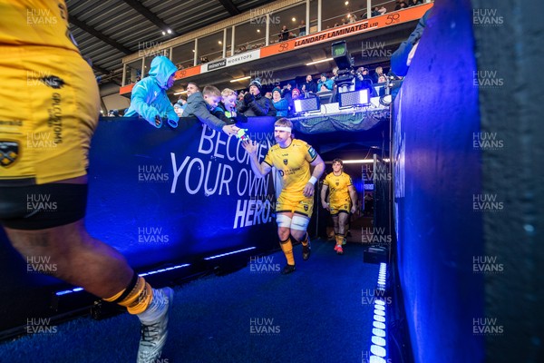 261225 - Cardiff Rugby v Dragons RFC - United Rugby Championship - Aaron Wainwright of Dragons