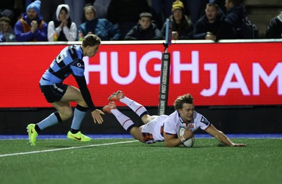 251025 - Cardiff Rugby v Edinburgh - United Rugby Championship - Lewis Wells of Edinburgh dives over the line to score a try