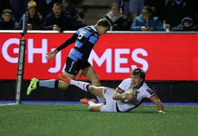 251025 - Cardiff Rugby v Edinburgh - United Rugby Championship - Lewis Wells of Edinburgh dives over the line to score a try