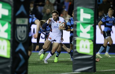 251025 - Cardiff Rugby v Edinburgh - United Rugby Championship - Charlie Shiel of Edinburgh runs in to score a try