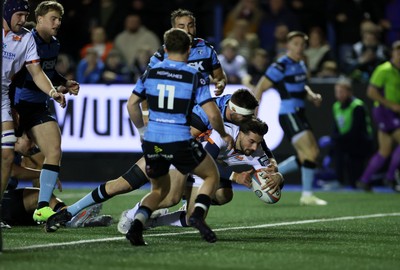 251025 - Cardiff Rugby v Edinburgh - United Rugby Championship - Charlie Shiel of Edinburgh runs in to score a try