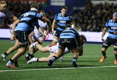 251025 - Cardiff Rugby v Edinburgh - United Rugby Championship - Ewan Ashman of Edinburgh scores a try