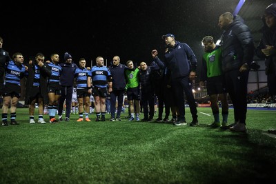 251025 - Cardiff Rugby v Edinburgh - United Rugby Championship - Cardiff Rugby Head Coach Corniel van Zyl in the team huddle at full time