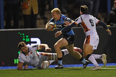 251025 - Cardiff Rugby v Edinburgh Rugby - United Rugby Championship - Johan Mulder of Cardiff Rugby runs in to score a try