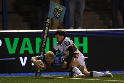 251025 - Cardiff Rugby v Edinburgh Rugby - United Rugby Championship - Johan Mulder of Cardiff Rugby scores a try
