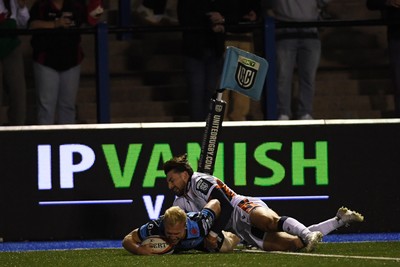 251025 - Cardiff Rugby v Edinburgh Rugby - United Rugby Championship - Johan Mulder of Cardiff Rugby scores a try