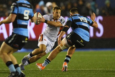 251025 - Cardiff Rugby v Edinburgh Rugby - United Rugby Championship - Wes Goosen of Edinburgh is challenged by Ben Donnell of Cardiff Rugby