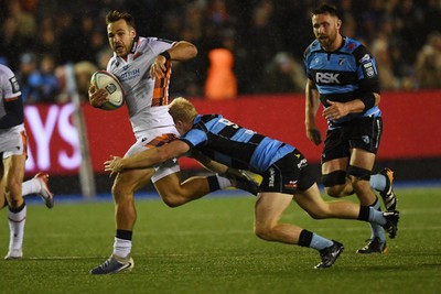 251025 - Cardiff Rugby v Edinburgh Rugby - United Rugby Championship - Wes Goosen of Edinburgh is challenged by Johan Mulder of Cardiff Rugby