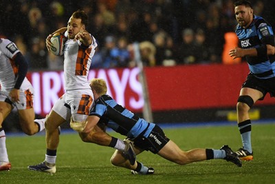 251025 - Cardiff Rugby v Edinburgh Rugby - United Rugby Championship - Wes Goosen of Edinburgh is challenged by Johan Mulder of Cardiff Rugby