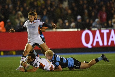 251025 - Cardiff Rugby v Edinburgh Rugby - United Rugby Championship - Wes Goosen of Edinburgh is challenged by Johan Mulder of Cardiff Rugby