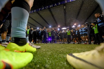 251025 - Cardiff Rugby v Edinburgh Rugby - United Rugby Championship - Cardiff huddle at full time