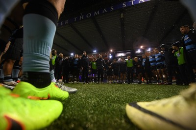 251025 - Cardiff Rugby v Edinburgh Rugby - United Rugby Championship - Cardiff huddle at full time
