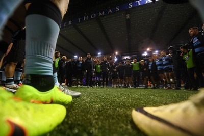 251025 - Cardiff Rugby v Edinburgh Rugby - United Rugby Championship - Cardiff huddle at full time