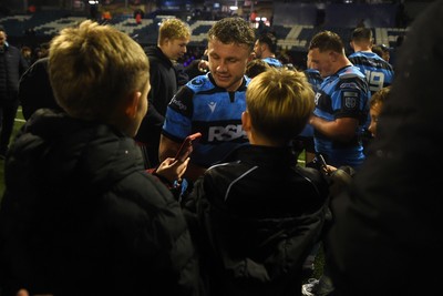 251025 - Cardiff Rugby v Edinburgh Rugby - United Rugby Championship - Tom Bowen of Cardiff Rugby with fans at full time