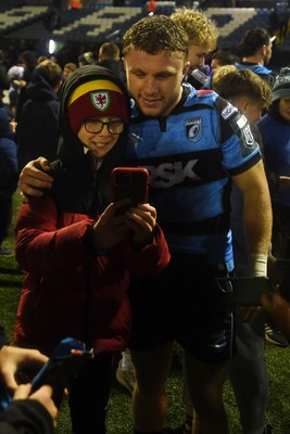 251025 - Cardiff Rugby v Edinburgh Rugby - United Rugby Championship - Tom Bowen of Cardiff Rugby with fans at full time