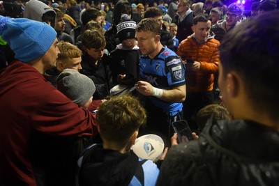 251025 - Cardiff Rugby v Edinburgh Rugby - United Rugby Championship - Tom Bowen of Cardiff Rugby with fans at full time