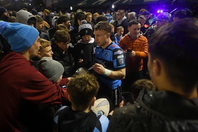 251025 - Cardiff Rugby v Edinburgh Rugby - United Rugby Championship - Tom Bowen of Cardiff Rugby with fans at full time