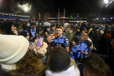251025 - Cardiff Rugby v Edinburgh Rugby - United Rugby Championship - Tom Bowen of Cardiff Rugby with fans at full time