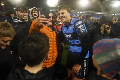 251025 - Cardiff Rugby v Edinburgh Rugby - United Rugby Championship - Jacob Beetham of Cardiff Rugby with fans at full time