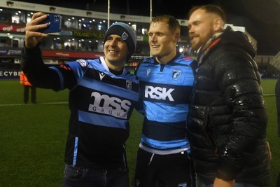 251025 - Cardiff Rugby v Edinburgh Rugby - United Rugby Championship - Aled Davies of Cardiff Rugby with fans at full time