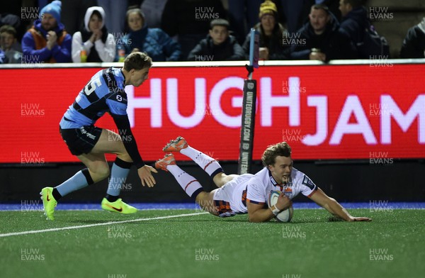 251025 - Cardiff Rugby v Edinburgh - United Rugby Championship - Lewis Wells of Edinburgh dives over the line to score a try