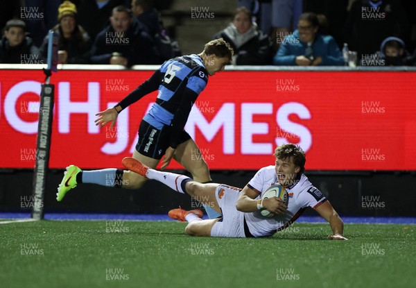 251025 - Cardiff Rugby v Edinburgh - United Rugby Championship - Lewis Wells of Edinburgh dives over the line to score a try