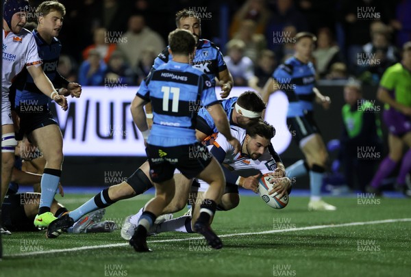 251025 - Cardiff Rugby v Edinburgh - United Rugby Championship - Charlie Shiel of Edinburgh runs in to score a try