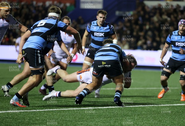 251025 - Cardiff Rugby v Edinburgh - United Rugby Championship - Ewan Ashman of Edinburgh scores a try