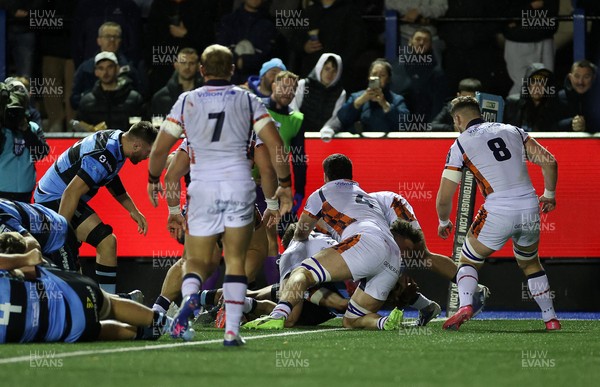 251025 - Cardiff Rugby v Edinburgh - United Rugby Championship - Javan Sebastin of Cardiff scores a try