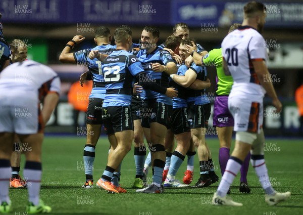 251025 - Cardiff Rugby v Edinburgh - United Rugby Championship - Cardiff celebrate at full time