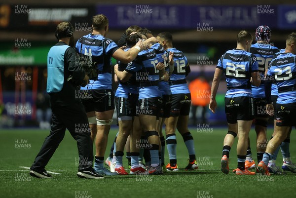 251025 - Cardiff Rugby v Edinburgh - United Rugby Championship - Cardiff celebrate at full time