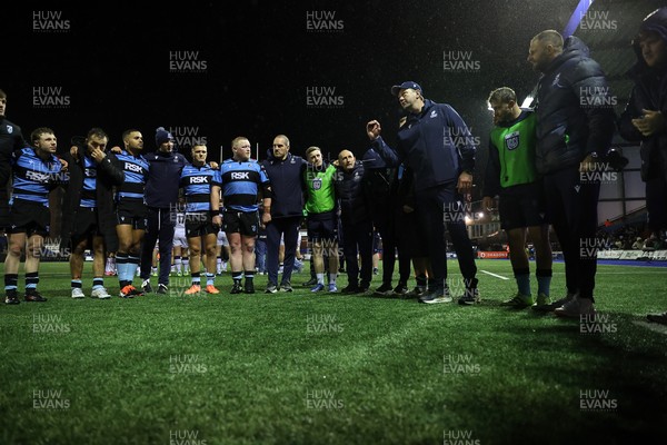 251025 - Cardiff Rugby v Edinburgh - United Rugby Championship - Cardiff Rugby Head Coach Corniel van Zyl in the team huddle at full time