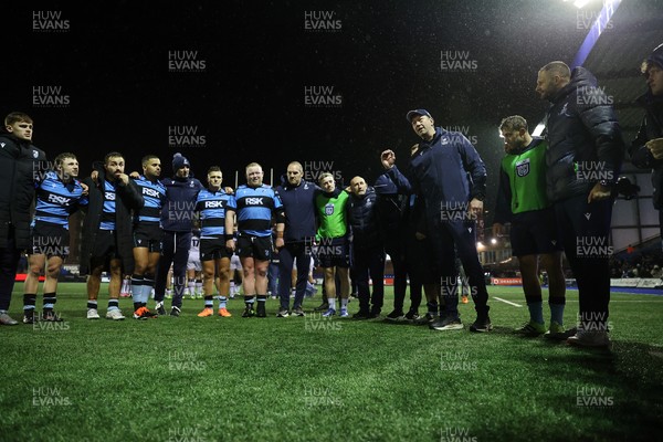 251025 - Cardiff Rugby v Edinburgh - United Rugby Championship - Cardiff Rugby Head Coach Corniel van Zyl in the team huddle at full time