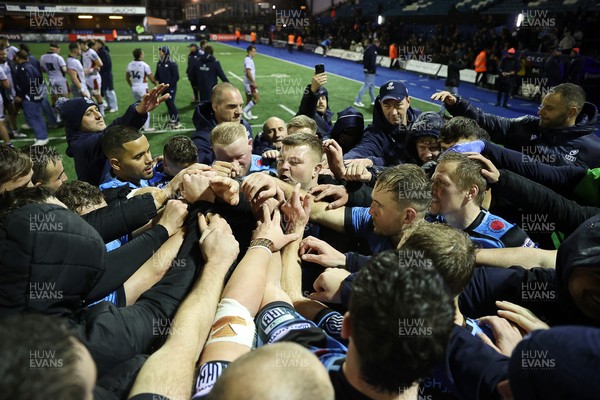 251025 - Cardiff Rugby v Edinburgh - United Rugby Championship - Cardiff team huddle at full time