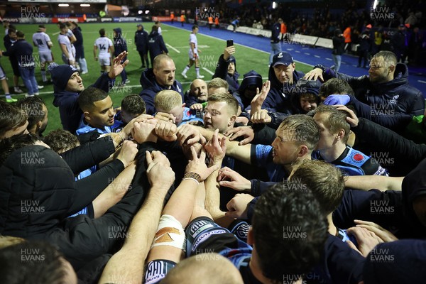 251025 - Cardiff Rugby v Edinburgh - United Rugby Championship - Cardiff team huddle at full time