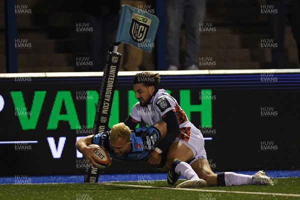 251025 - Cardiff Rugby v Edinburgh Rugby - United Rugby Championship - Johan Mulder of Cardiff Rugby scores a try