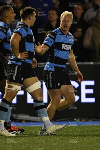 251025 - Cardiff Rugby v Edinburgh Rugby - United Rugby Championship - Johan Mulder of Cardiff Rugby celebrates scoring a try with team mates