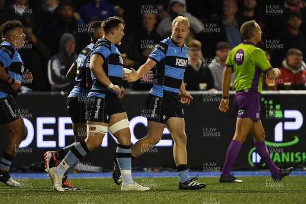 251025 - Cardiff Rugby v Edinburgh Rugby - United Rugby Championship - Johan Mulder of Cardiff Rugby celebrates scoring a try with team mates