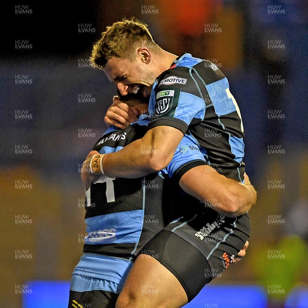 251025 - Cardiff Rugby v Edinburgh Rugby - United Rugby Championship - Josh Adams of Cardiff Rugby celebrates scoring a try with team mates