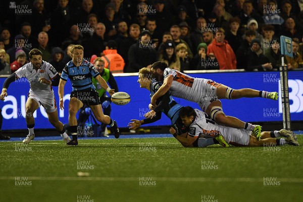 251025 - Cardiff Rugby v Edinburgh Rugby - United Rugby Championship - Jacob Beetham of Cardiff Rugby passes to Tom Bowen of Cardiff Rugby