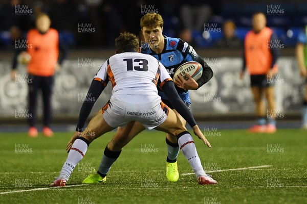 251025 - Cardiff Rugby v Edinburgh Rugby - United Rugby Championship - Jacob Beetham of Cardiff Rugby is challenged by Piers O’Conor of Edinburgh