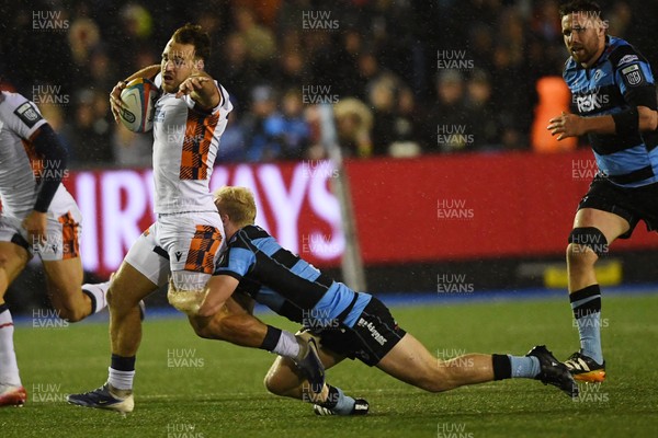 251025 - Cardiff Rugby v Edinburgh Rugby - United Rugby Championship - Wes Goosen of Edinburgh is challenged by Johan Mulder of Cardiff Rugby