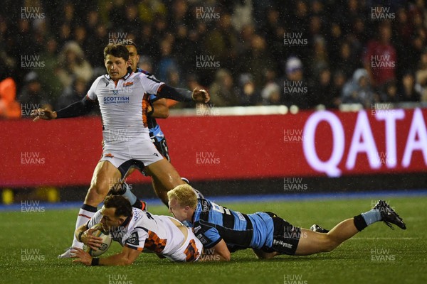 251025 - Cardiff Rugby v Edinburgh Rugby - United Rugby Championship - Wes Goosen of Edinburgh is challenged by Johan Mulder of Cardiff Rugby