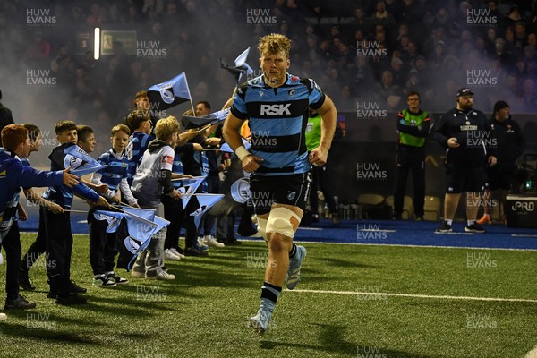 251025 - Cardiff Rugby v Edinburgh Rugby - United Rugby Championship - Josh McNally of Cardiff Rugby runs out at the start of the match