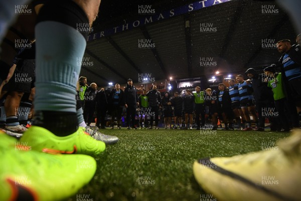 251025 - Cardiff Rugby v Edinburgh Rugby - United Rugby Championship - Cardiff huddle at full time