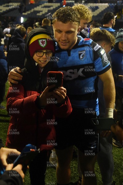 251025 - Cardiff Rugby v Edinburgh Rugby - United Rugby Championship - Tom Bowen of Cardiff Rugby with fans at full time