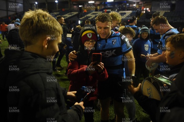 251025 - Cardiff Rugby v Edinburgh Rugby - United Rugby Championship - Tom Bowen of Cardiff Rugby with fans at full time